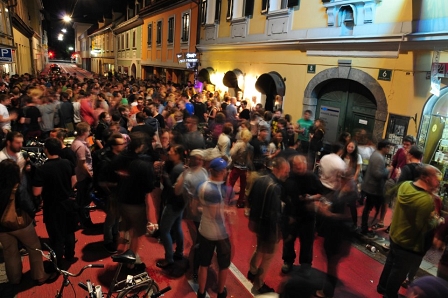 Viele Menschen stehen des Nächtens in der Klosterwiesgasse in Graz vor dem barprojekt: Es ist der letzte Abend des Lokals.